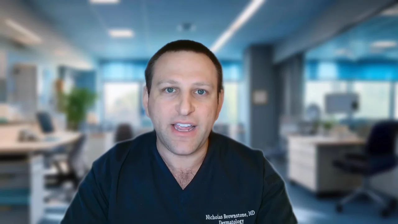 How can vitiligo be distinguished from contact leukoderma?